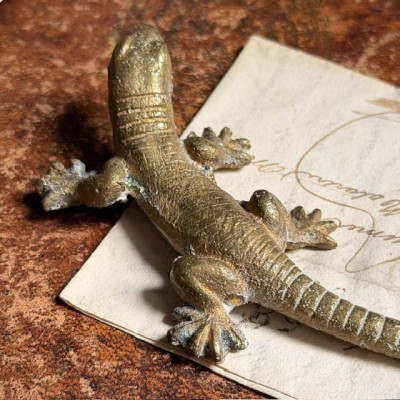 Gecko or figurative lizard in melted brass - Paperweight
