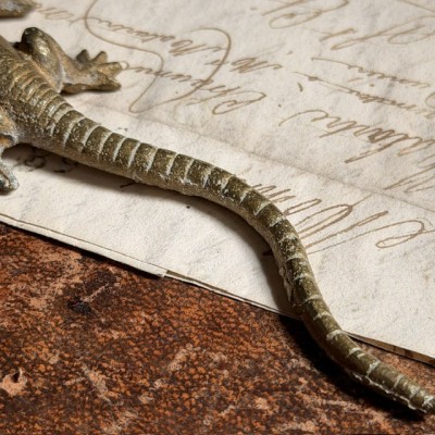 Gecko or figurative lizard in melted brass - Paperweight