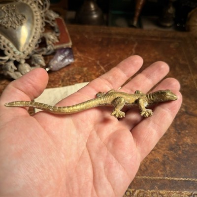 Gecko or figurative lizard in melted brass - Paperweight