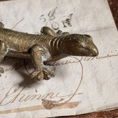 Gecko or figurative lizard in melted brass - Paperweight
