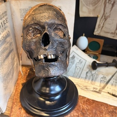 Mummy head - Human skull: artist reproduction by Jérôme Cavailles
