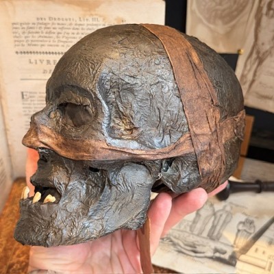 Mummy head - Human skull: artist reproduction by Jérôme Cavailles