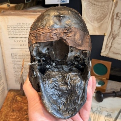 Mummy head - Human skull: artist reproduction by Jérôme Cavailles