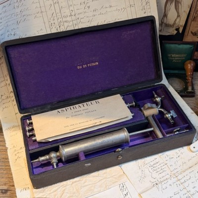 Aspirateur du Dr Potain dans son coffret - 1880 - Maison Charrière