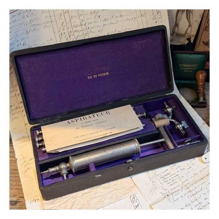 Aspirateur du Dr Potain dans son coffret - 1880 - Maison Charrière