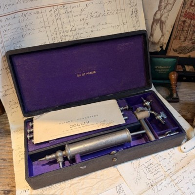 Aspirateur du Dr Potain dans son coffret - 1880 - Maison Charrière