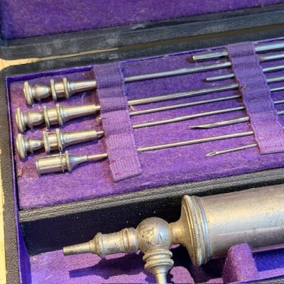 Aspirateur du Dr Potain dans son coffret - 1880 - Maison Charrière