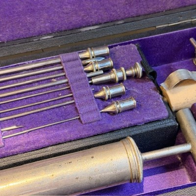 Aspirateur du Dr Potain dans son coffret - 1880 - Maison Charrière