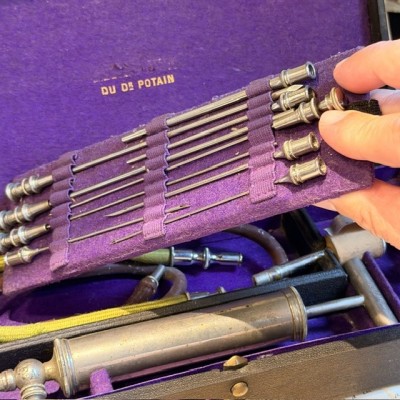 Aspirateur du Dr Potain dans son coffret - 1880 - Maison Charrière