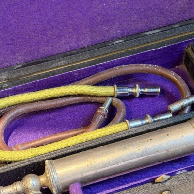 Aspirateur du Dr Potain dans son coffret - 1880 - Maison Charrière