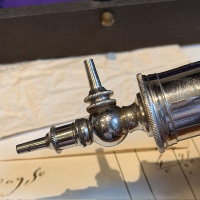 Aspirateur du Dr Potain dans son coffret - 1880/1890
