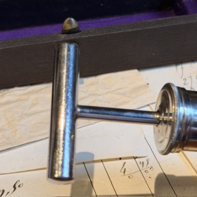 Aspirateur du Dr Potain dans son coffret - 1880/1890
