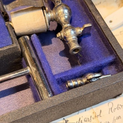 Aspirateur du Dr Potain dans son coffret - 1880/1890