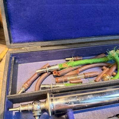 Aspirateur du Dr Potain dans son coffret - 1880/1890
