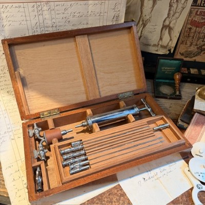 Dr. Potain’s aspirator - Antique medical instrument - THACKRAY LEEDS ENGLAND