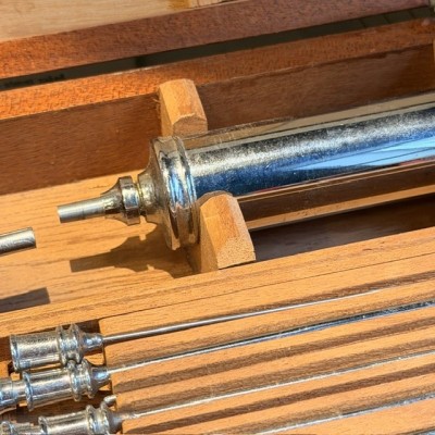 Aspirateur du Dr Potain dans son coffret bois - THACKRAY LEEDS ENGLAND