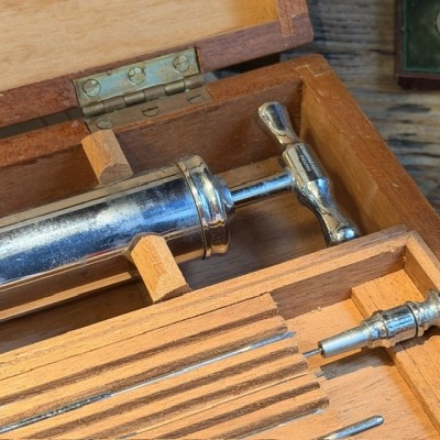 Aspirateur du Dr Potain dans son coffret bois - THACKRAY LEEDS ENGLAND