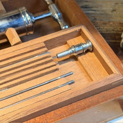 Dr. Potain’s aspirator - Antique medical instrument - THACKRAY LEEDS ENGLAND