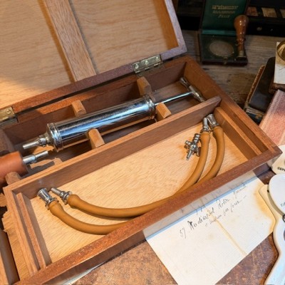 Dr. Potain’s aspirator - Antique medical instrument - THACKRAY LEEDS ENGLAND