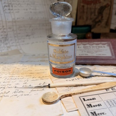 Morphine - POISON cabinet - Antique pharmacy bottle