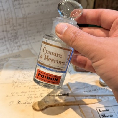 Mercuric cyanide - POISON cabinet - Antique pharmacy bottle