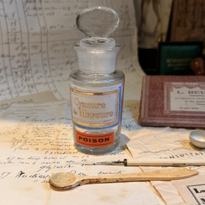 Mercuric cyanide - POISON cabinet - Antique pharmacy bottle