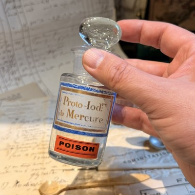 Mercurous iodide - POISON cabinet - Antique pharmacy bottle