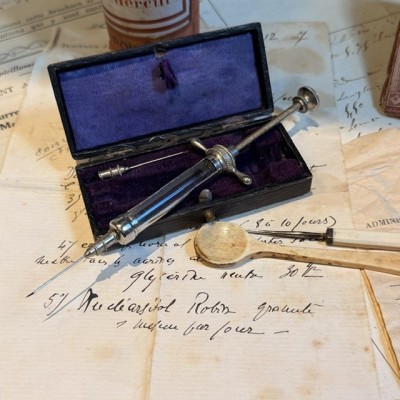 Antique hypodermic Pravaz syringe with ear cups- End of the 19th