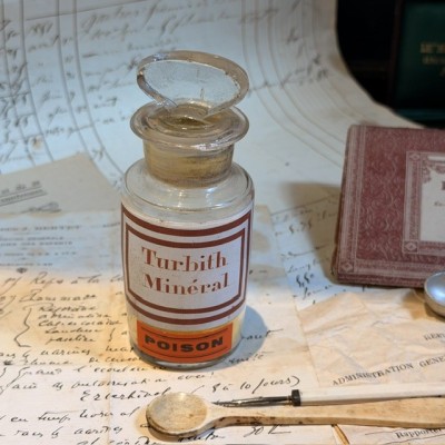 Turbith Minéral - POISON cabinet - Antique pharmacy bottle
