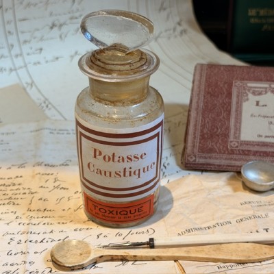 Flacon de pharmacie de Potasse Caustique
