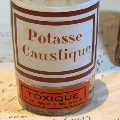 Flacon de pharmacie de Potasse Caustique