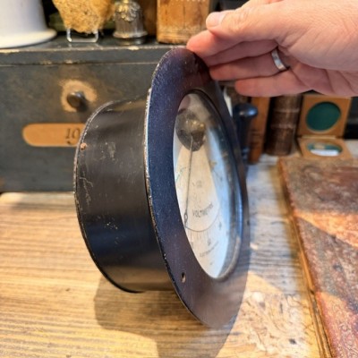 Voltmètre de tableau CdC à mécanisme apparent - Cadran pour tableau électrique industriel vintage- 1920/1950