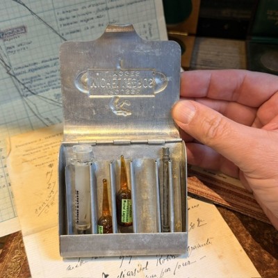 Antique Healing of Snake Bites - Rescue kit Michel Legros - Quack remedy