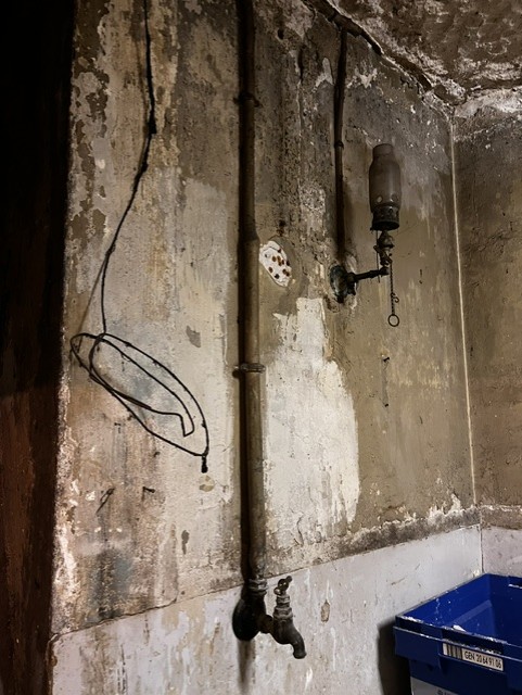 une lampe à gaz toujours fixée au-dessus dune paillasse!